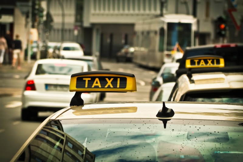 taxis-GORBIO-min_road-traffic-car-glass-driving-city-583084-pxhere.com