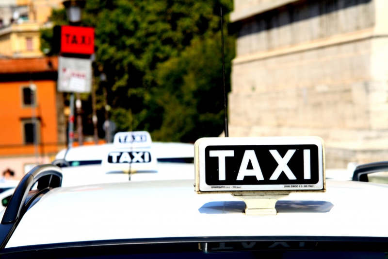 taxis-GORBIO-min_taxi_auto_rome_road_white-1051610